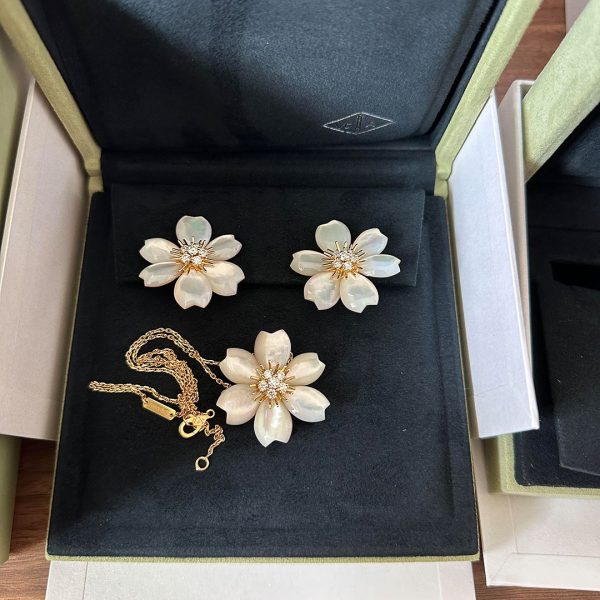 Fake Van Cleef Rose de Noël earrings