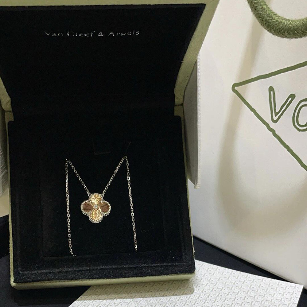 2024 Van Cleef & Arpels Holiday Pendant copy