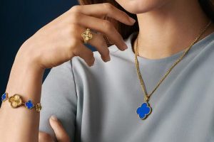 Van Cleef Vintage Alhambra Pendant Replica